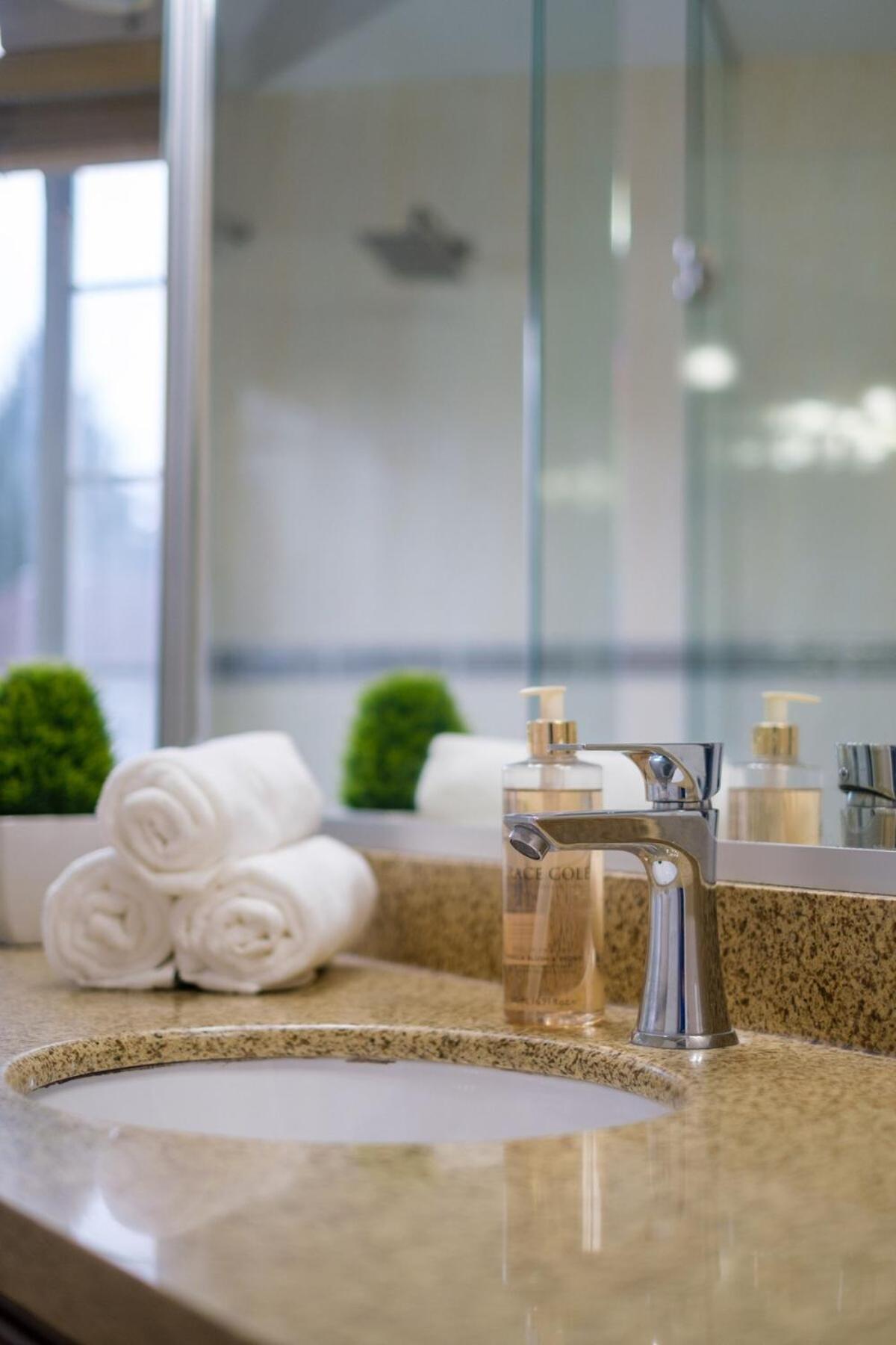 Spacious 4Br W Ensuites Mins To Downtown Yvr Ubc فانكوفر المظهر الخارجي الصورة