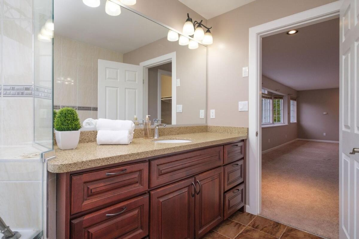 Spacious 4Br W Ensuites Mins To Downtown Yvr Ubc فانكوفر المظهر الخارجي الصورة